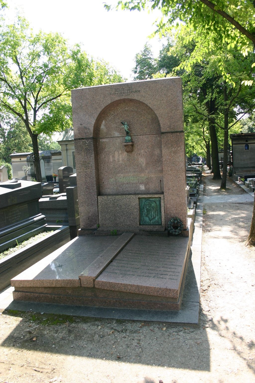 Gustave%20Roussy%27s%20tomb%2C%20Montparnasse%20Cemetery%2C%20Paris%20-%2001.JPG
